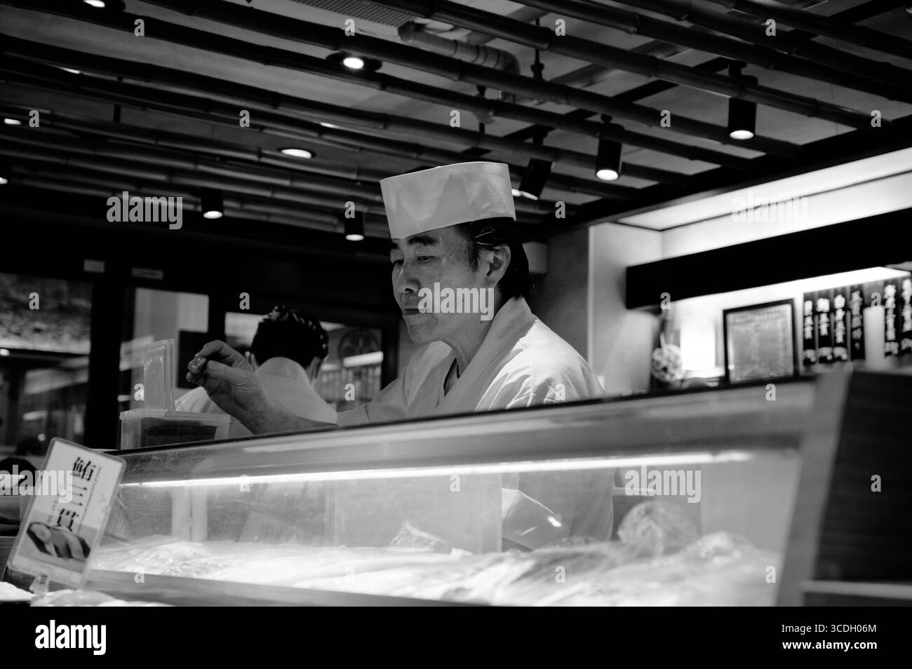 Sushi chef al lavoro in un ristorante tradizionale Asakusa a Tokyo Foto Stock