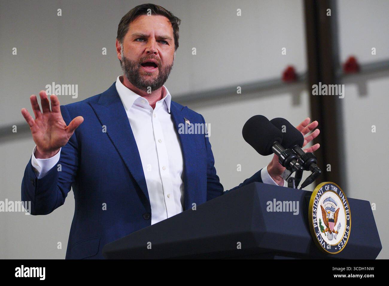 Il vice presidente DEGLI STATI UNITI JD Vance durante una visita alla RAF Fairford nel Gloucestershire, che ospita le truppe del 501st Combat Support Wing e del 99th Expeditionary Reconnaissance Squadron. Data foto: Mercoledì 13 agosto 2025. Foto Stock