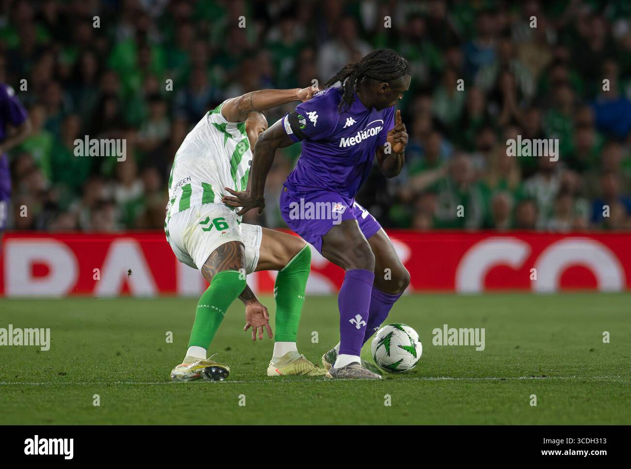 Il difensore di Betis Nathan viene battuto da Moise Kean della Fiorentina Foto Stock