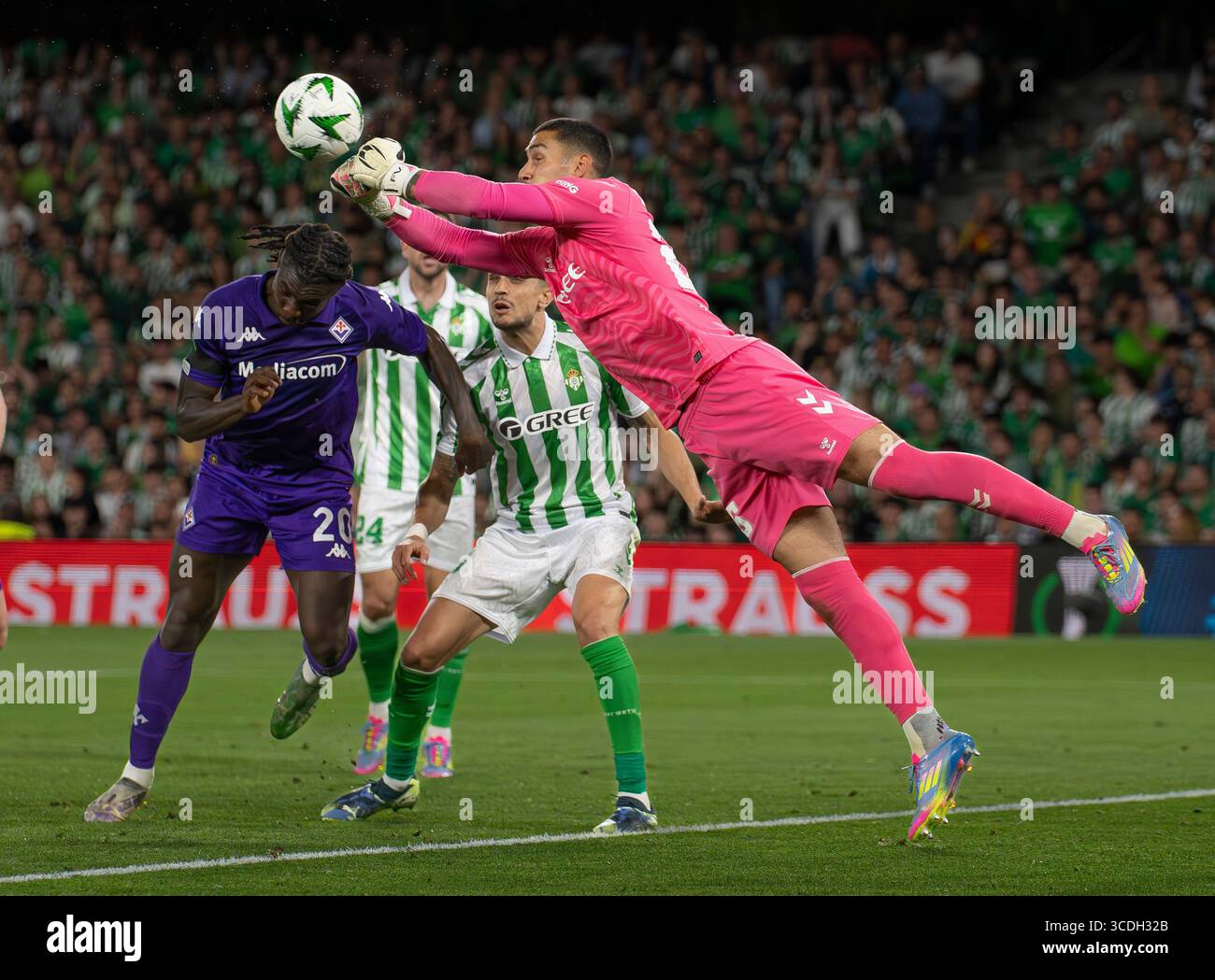 Betis Goal Keeper Fran Vieites che schiaccia la palla con due pugni Foto Stock