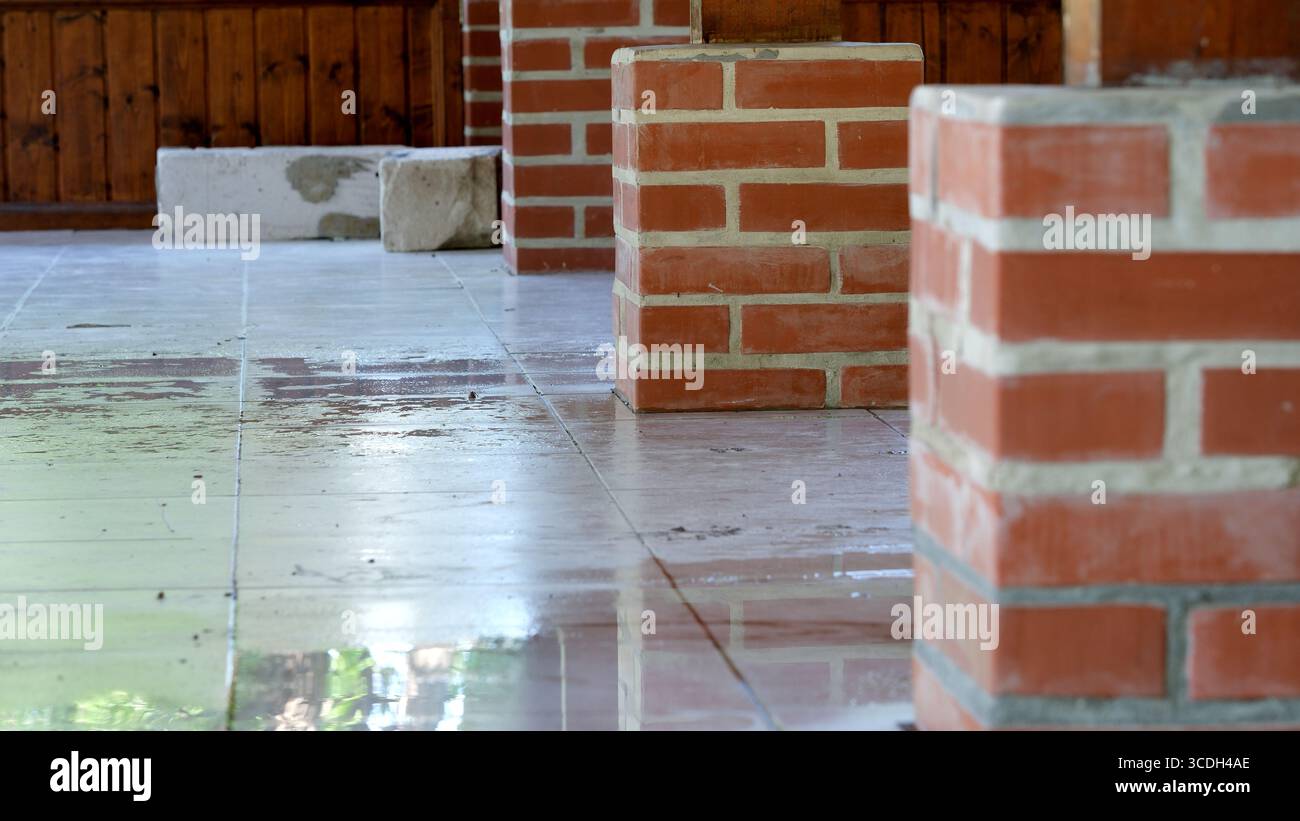I pilastri in mattoni si stagliano con orgoglio tra piastrelle appena lucidate in questo ambiente sereno. Foto Stock