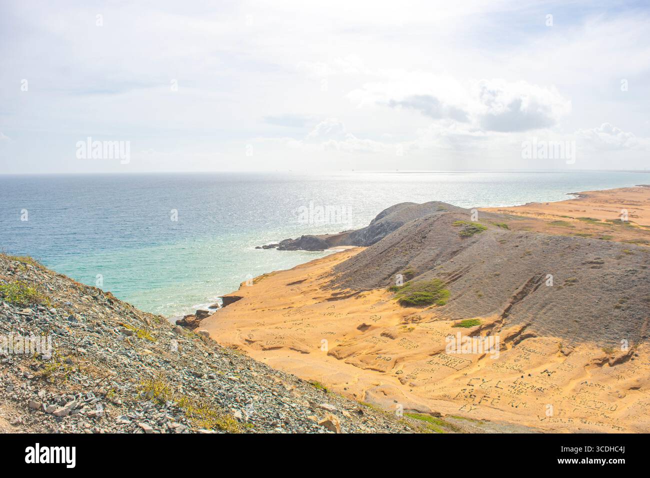 Uno splendido paesaggio di Cabo de la Vela, che mostra le colline desertiche che incontrano il mare turchese a la Guajira, Colombia. Foto Stock
