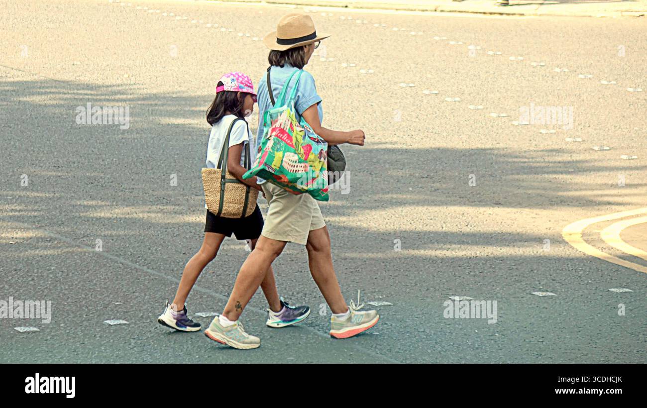 Glasgow, Scozia, Regno Unito. 13 agosto 2025. Meteo nel Regno Unito: Le temperature salgono in città mentre la gente del posto e i turisti si crogiolano al sole. Credit Gerard Ferry/Alamy Live News Foto Stock