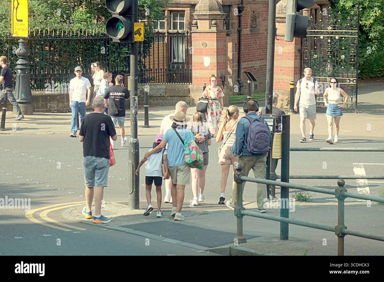 Glasgow, Scozia, Regno Unito. 13 agosto 2025. Meteo nel Regno Unito: Le temperature salgono in città mentre la gente del posto e i turisti si crogiolano al sole. Credit Gerard Ferry/Alamy Live News Foto Stock