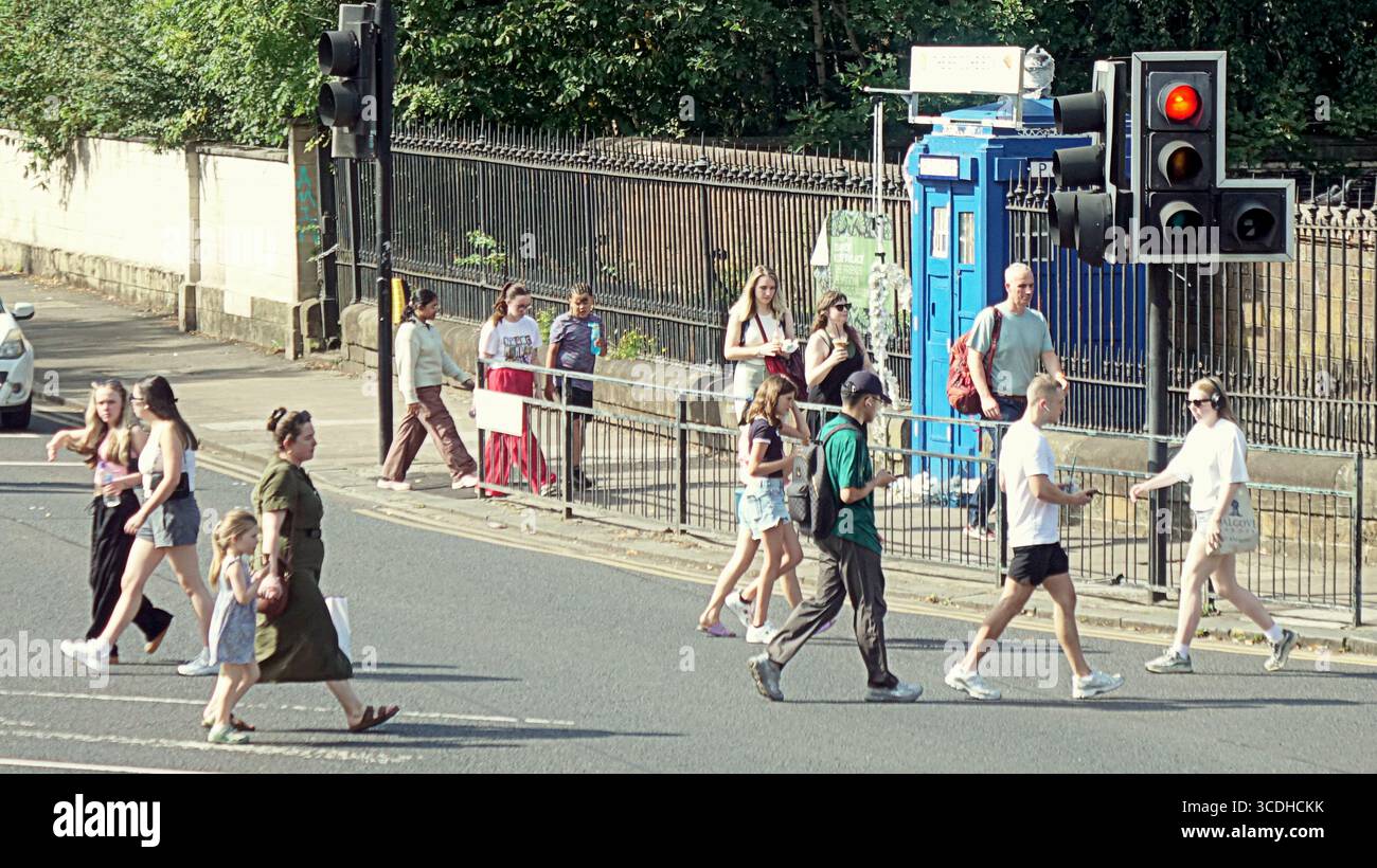 Glasgow, Scozia, Regno Unito. 13 agosto 2025. Meteo nel Regno Unito: Le temperature salgono in città mentre la gente del posto e i turisti si crogiolano al sole. Credit Gerard Ferry/Alamy Live News Foto Stock