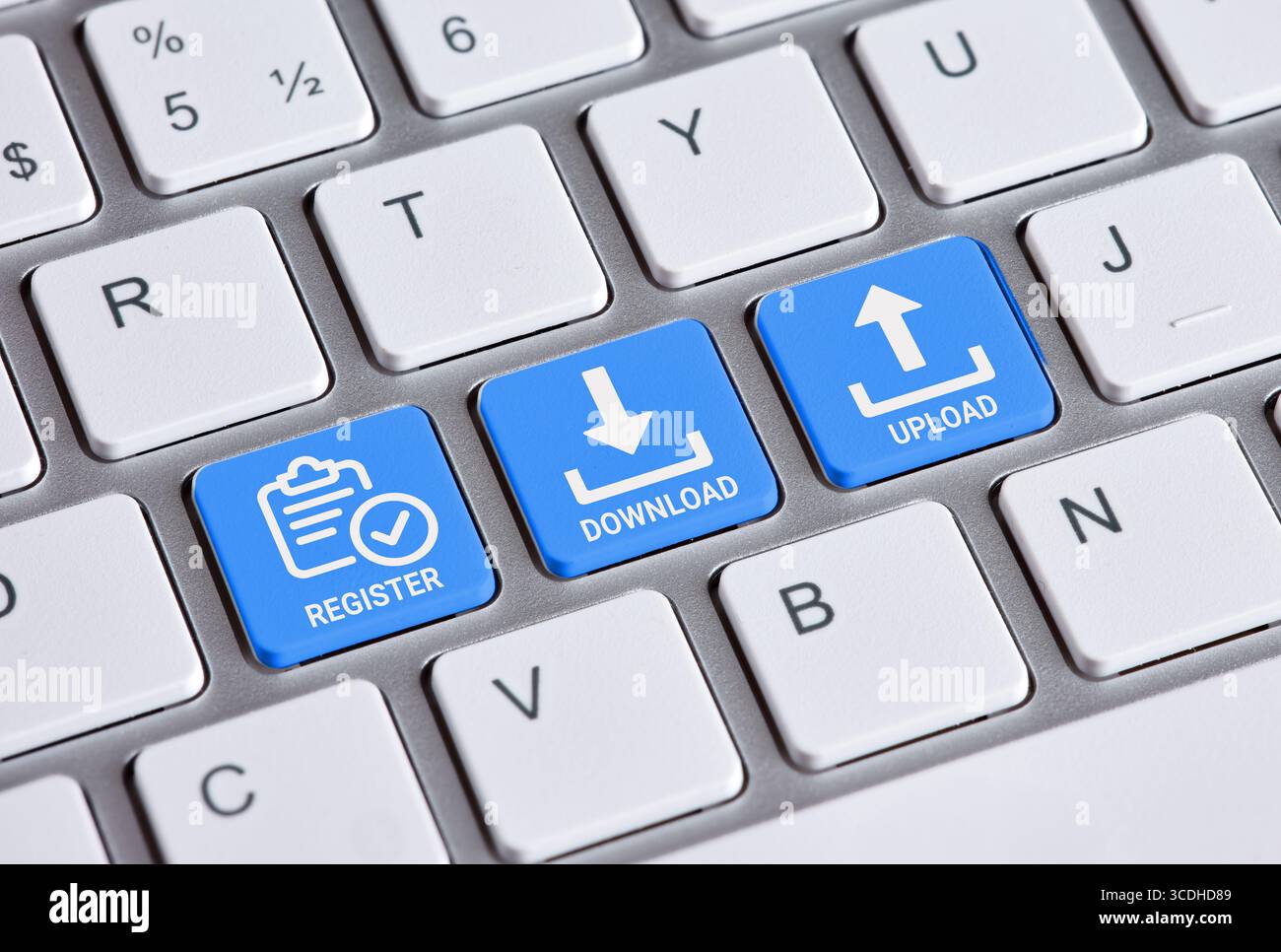 Primo piano di una tastiera del computer evidenziando le opzioni di registrazione, download e caricamento con i tasti blu Foto Stock