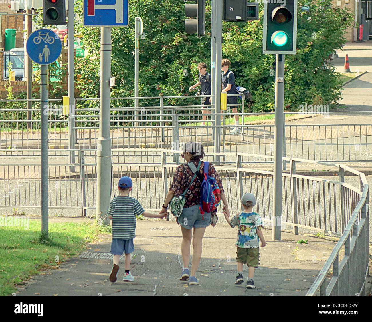 Glasgow, Scozia, Regno Unito. 13 agosto 2025. Meteo nel Regno Unito: Le temperature salgono in città mentre la gente del posto e i turisti si crogiolano al sole. Credit Gerard Ferry/Alamy Live News Foto Stock