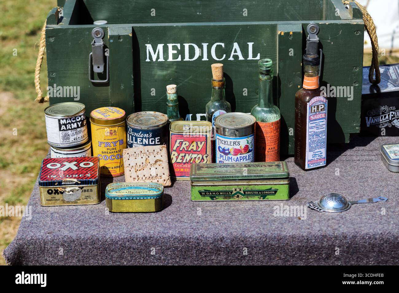 Lattine per razione medica e militare degli anni '1940, Regno Unito Foto Stock