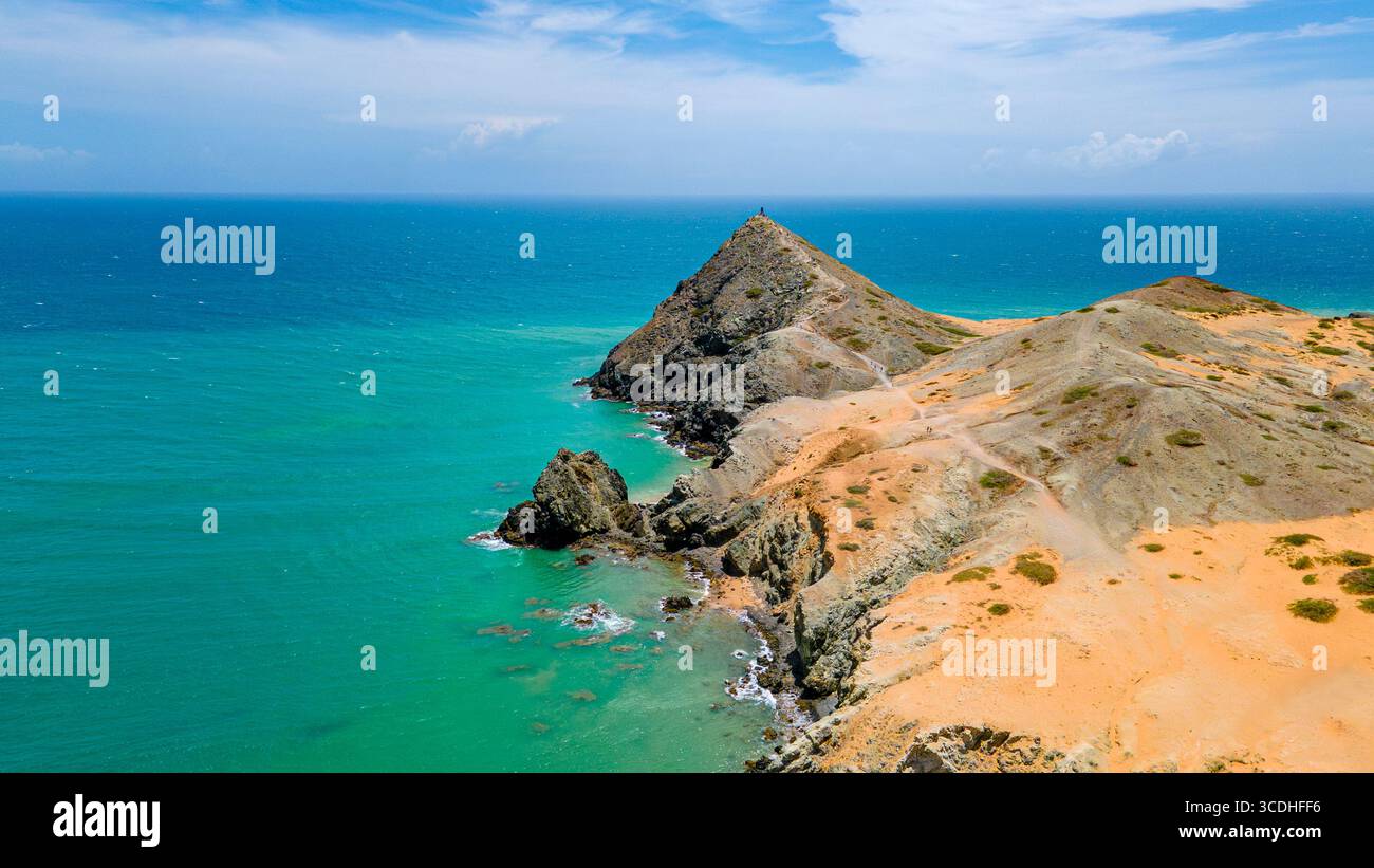Vista aerea della splendida costa di Cabo de la Vela, con acque turchesi, scogliere rocciose e dune di sabbia a la Guajira, Colombia. Foto Stock
