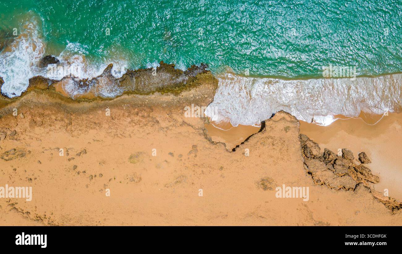 Splendida vista aerea della costa unica di Cabo de la Vela, caratterizzata da sabbia dorata, acque turchesi e formazioni rocciose a la Guajira, Colombia. Foto Stock