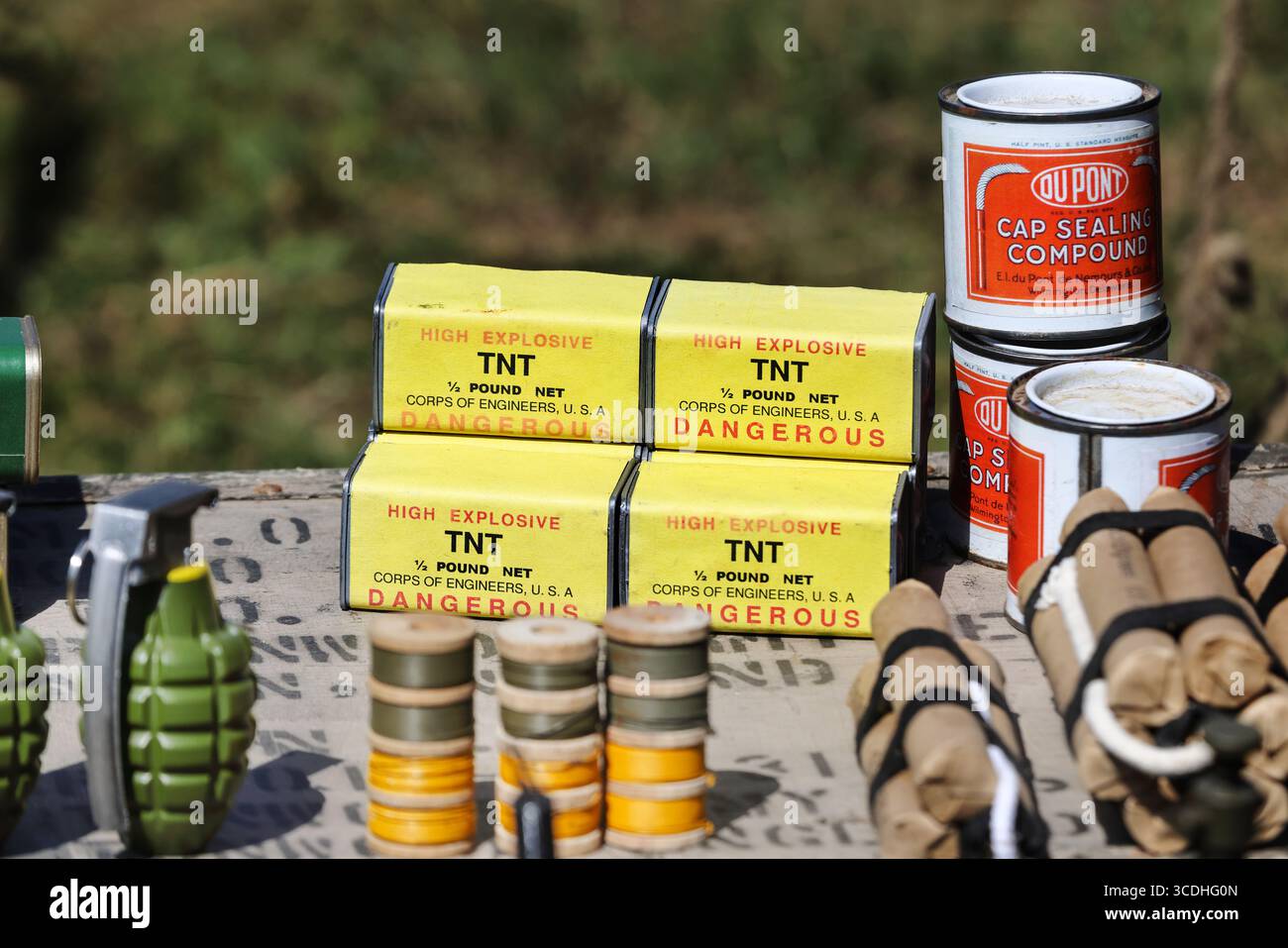 Esplosivi TNT utilizzati nella seconda guerra mondiale, parte di una rievocazione presso lo Yorkshire Wartime Experience, Regno Unito Foto Stock