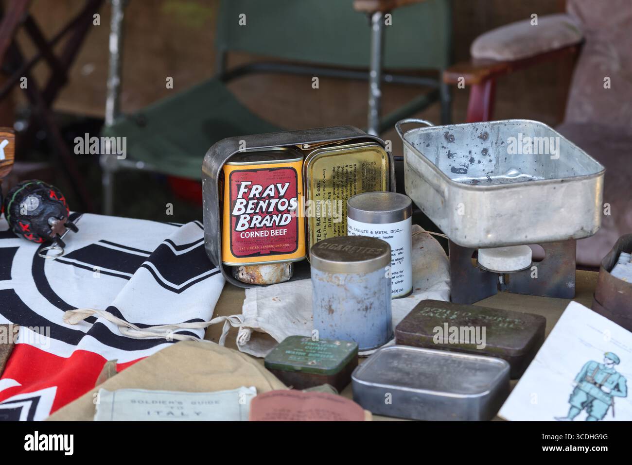 Razioni dell'esercito e scatoloni della seconda guerra mondiale. Yorkshire Wartime Weekend Re-Enactments, Regno Unito Foto Stock
