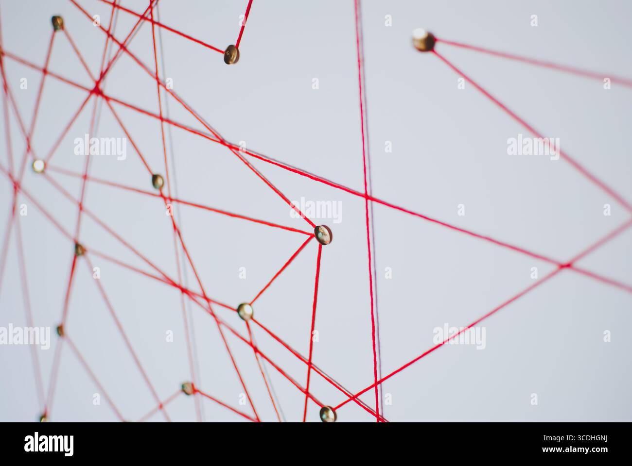 Sfondo. Concetto astratto (idea) di rete, social media, Internet, lavoro di squadra, comunicazione astratta. Thumbpoint collegati tra loro da thread rosso. IO Foto Stock