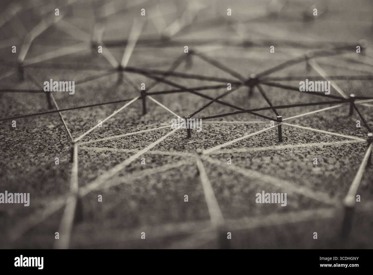 Sfondo. Concetto astratto (idea) di rete, social media, Internet, lavoro di squadra, comunicazione astratta. Chiodi collegati tra loro da filettature. Isolato. Foto Stock