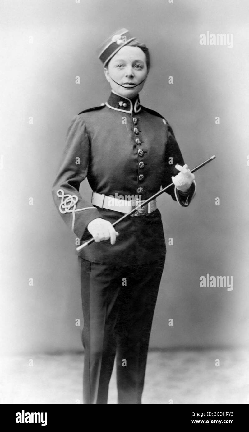 Vesta Tilley. Ritratto dell'impersonatore maschile e dell'esecutore del Music hall inglese, Matilda Alice Powles, Lady de Frece (1864-1952) in uniforme militare. Foto Stock