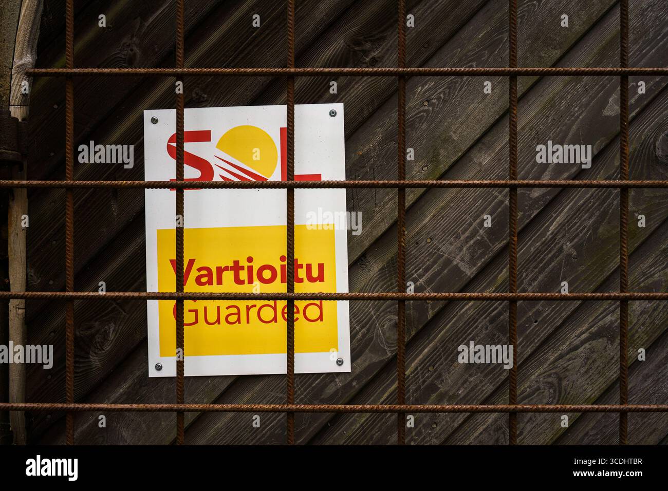 Nurmijärvi, Finlandia. 19 giugno 2025 - segnale di servizio pulizia SOL su una porta in legno dietro la griglia in metallo per armature Foto Stock