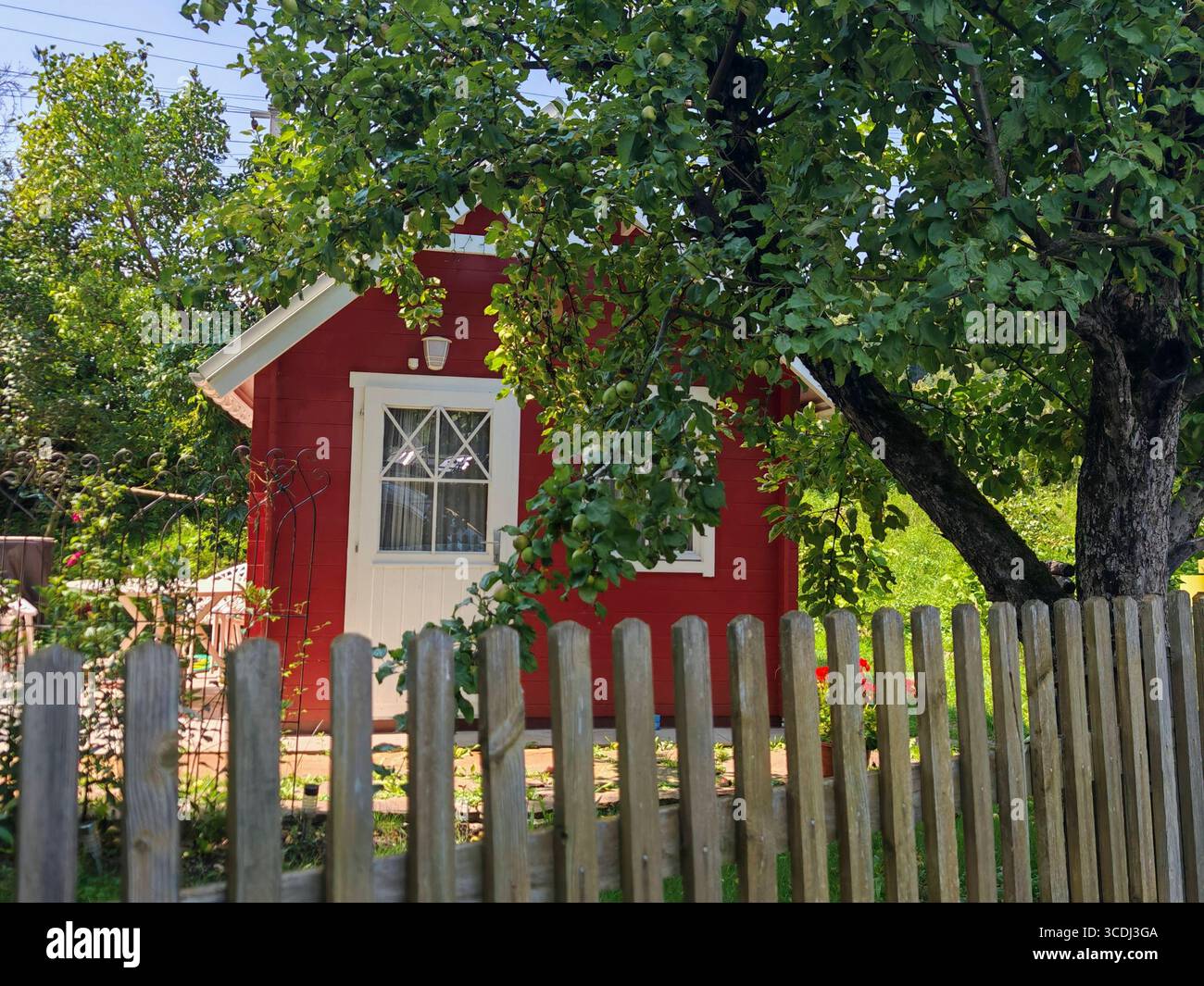 recinzione di legno come delimitazione di altri terreni e proprietà recinzione di legno come delimitazione di altri terreni Foto Stock