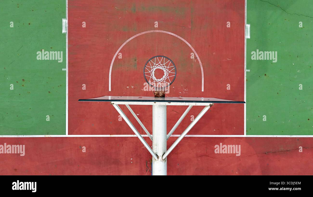 Vista dall'alto su un pulito campo da pallacanestro all'aperto con canestro e tabellone Foto Stock
