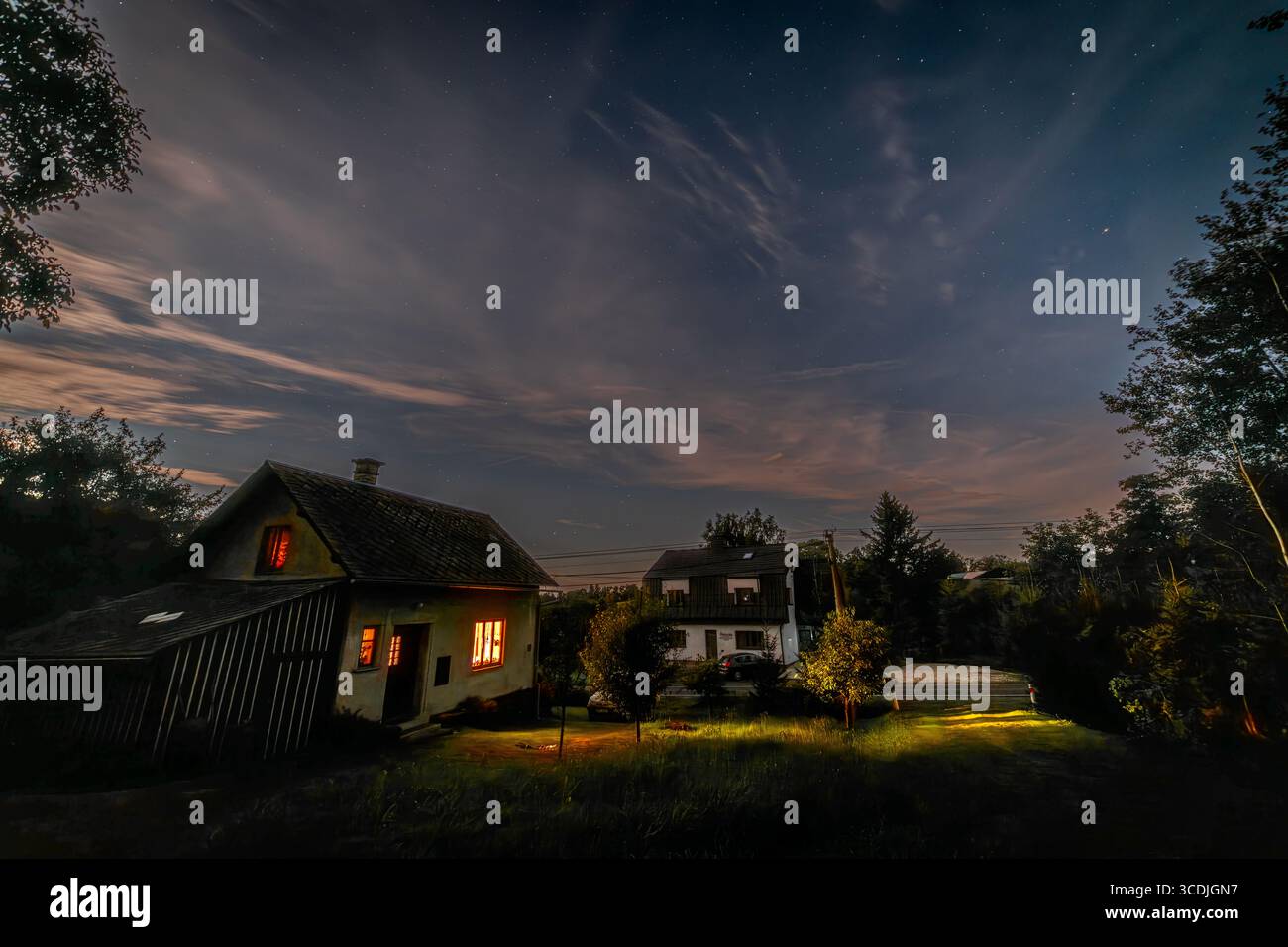 Sagoma di una piccola casa del villaggio con le stelle della luna nel paradiso di Roprachtice CZ 08 08 2025 Foto Stock