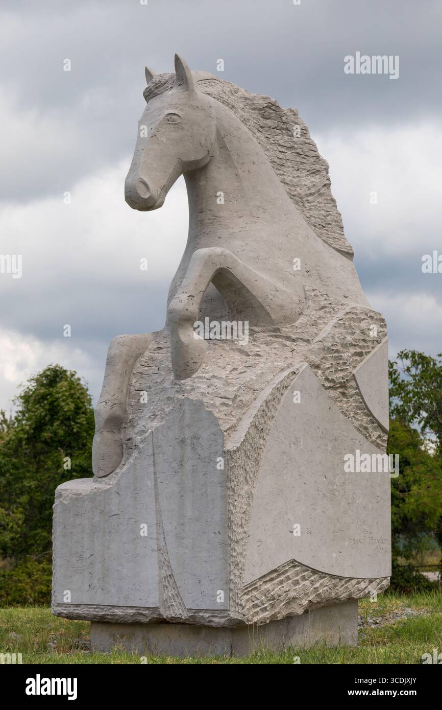 Scultura del cavallo lipizzano situata in una rotatoria a Sežana, Slovenia Foto Stock