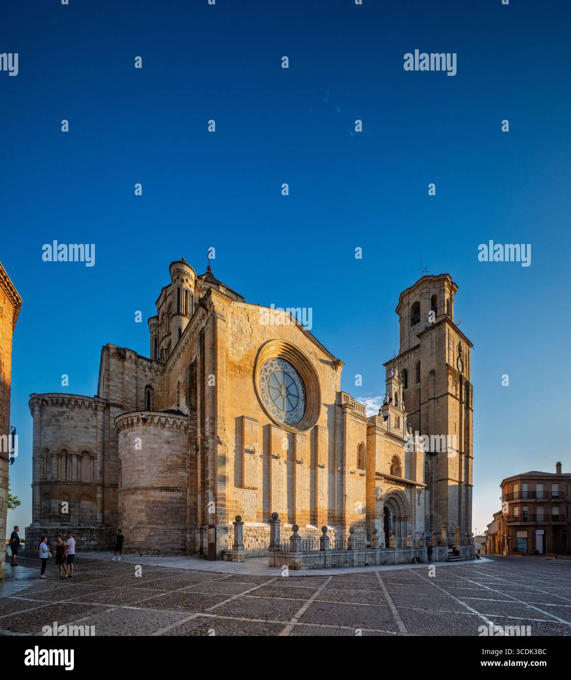 Toro, Spagna, 17 luglio 2025, i visitatori ammirano la splendida architettura romanica della Collegiata di Santa Maria la Mayor a Toro, che risplende Foto Stock