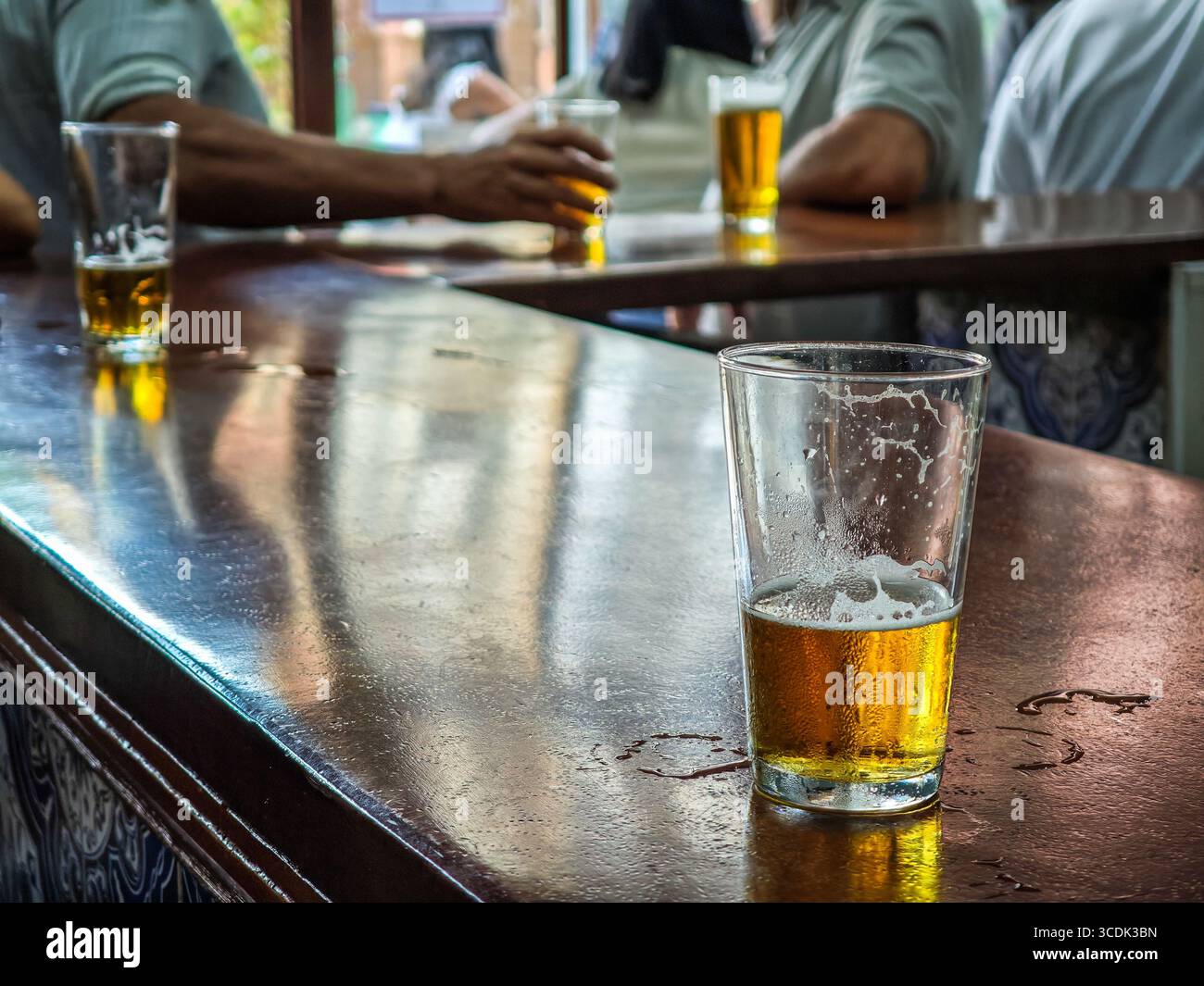 Le persone si rilassano al bar di Taberna Vizcaino, gustando birre fredde nell'atmosfera vivace di Siviglia, Andalusia. Foto Stock