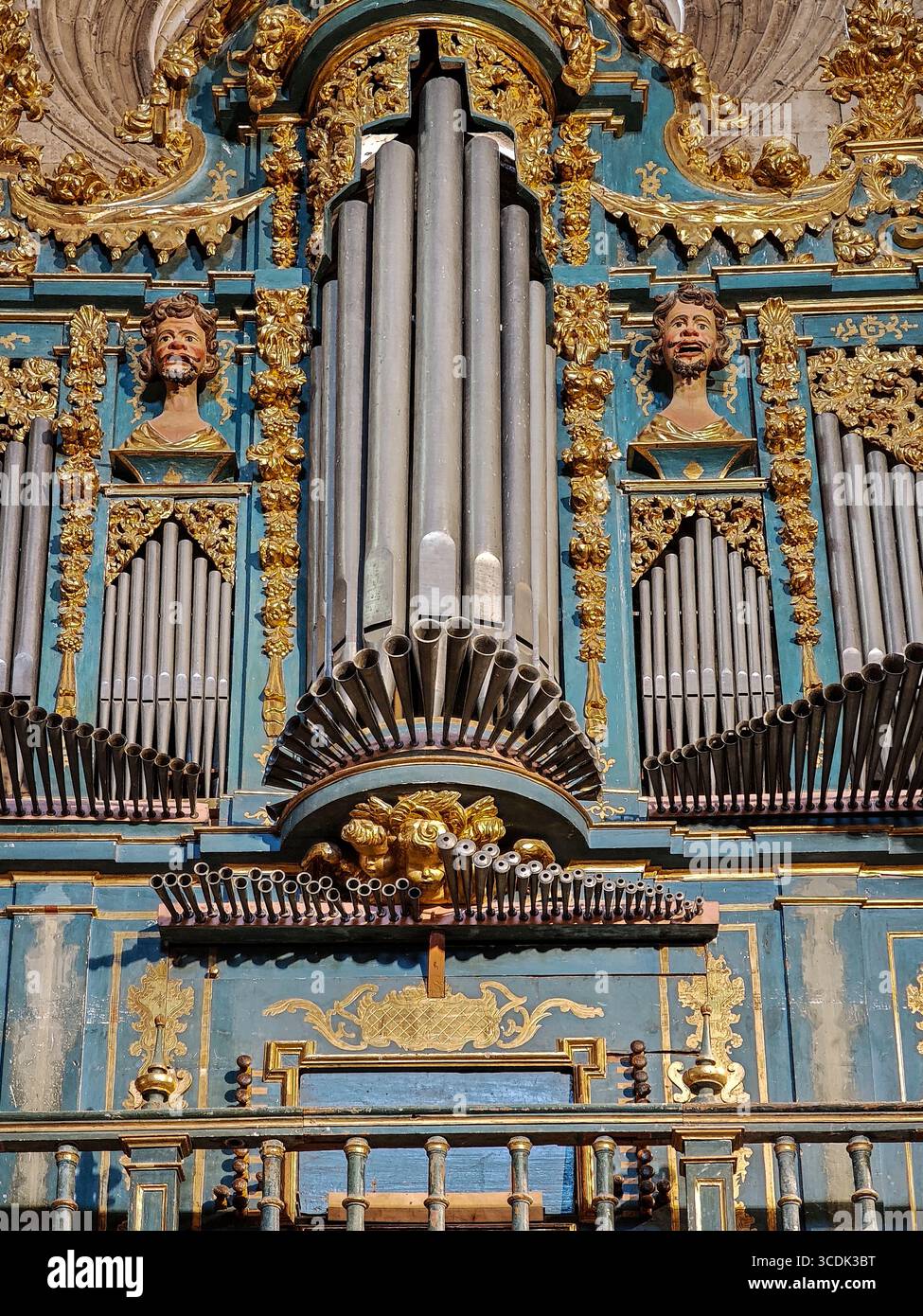 Le sculture dorate e le canne verticali dell'organo di Toro si innalzano su uno sfondo blu, evidenziando la squisita maestria artigianale del XVIII secolo. Foto Stock