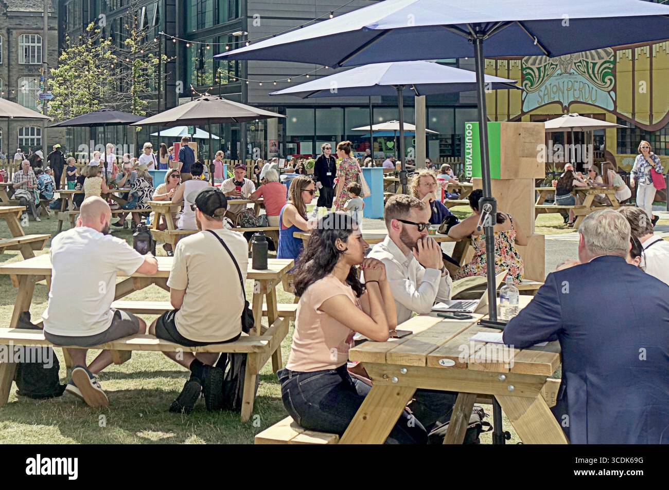 Edimburgo, Scozia, Regno Unito. 13 agosto 2025. Mark Kermode & Brian Cox & Kate Dickie & Michelle Gomez al festival internazionale del libro di Edimburgo nel giardino futures dell'università di edimburgo. Credit Gerard Ferry/Alamy Live News Foto Stock