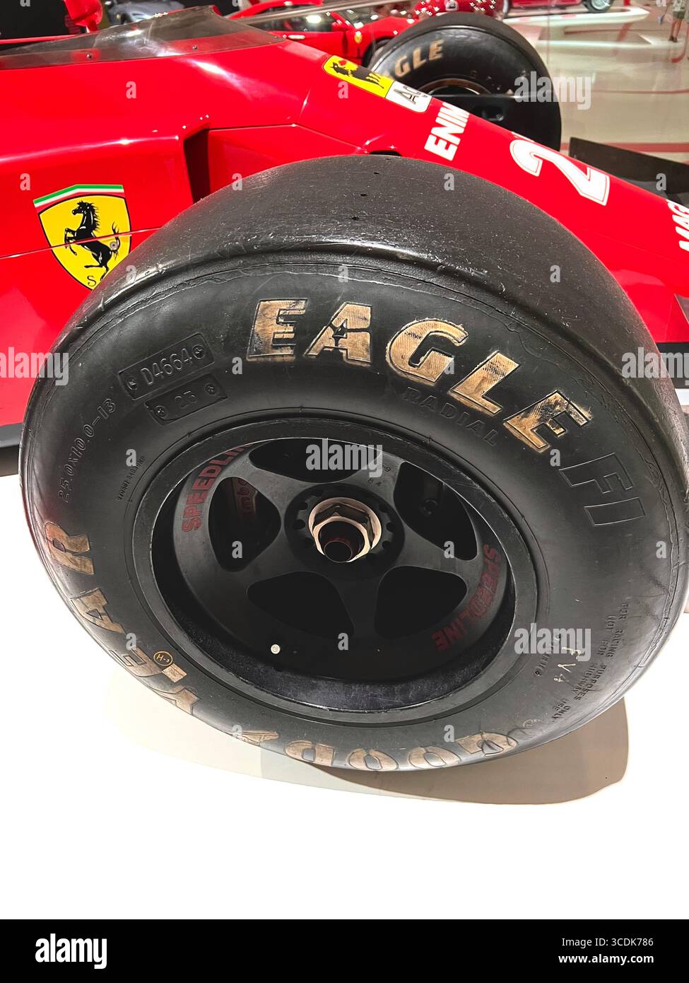 Una gomma usurata su un'auto da corsa di F1 abbandonata in mostra al Museo Enzo Ferrari di Modena, IT. - Immagine stock catturata con smartphone