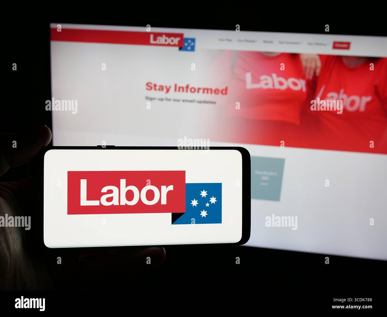 Stoccarda, Germania - 08-01-2025: Persona con smartphone con logo dell'Australian Labor Party (ALP) sullo schermo davanti al sito Web. Foto Stock