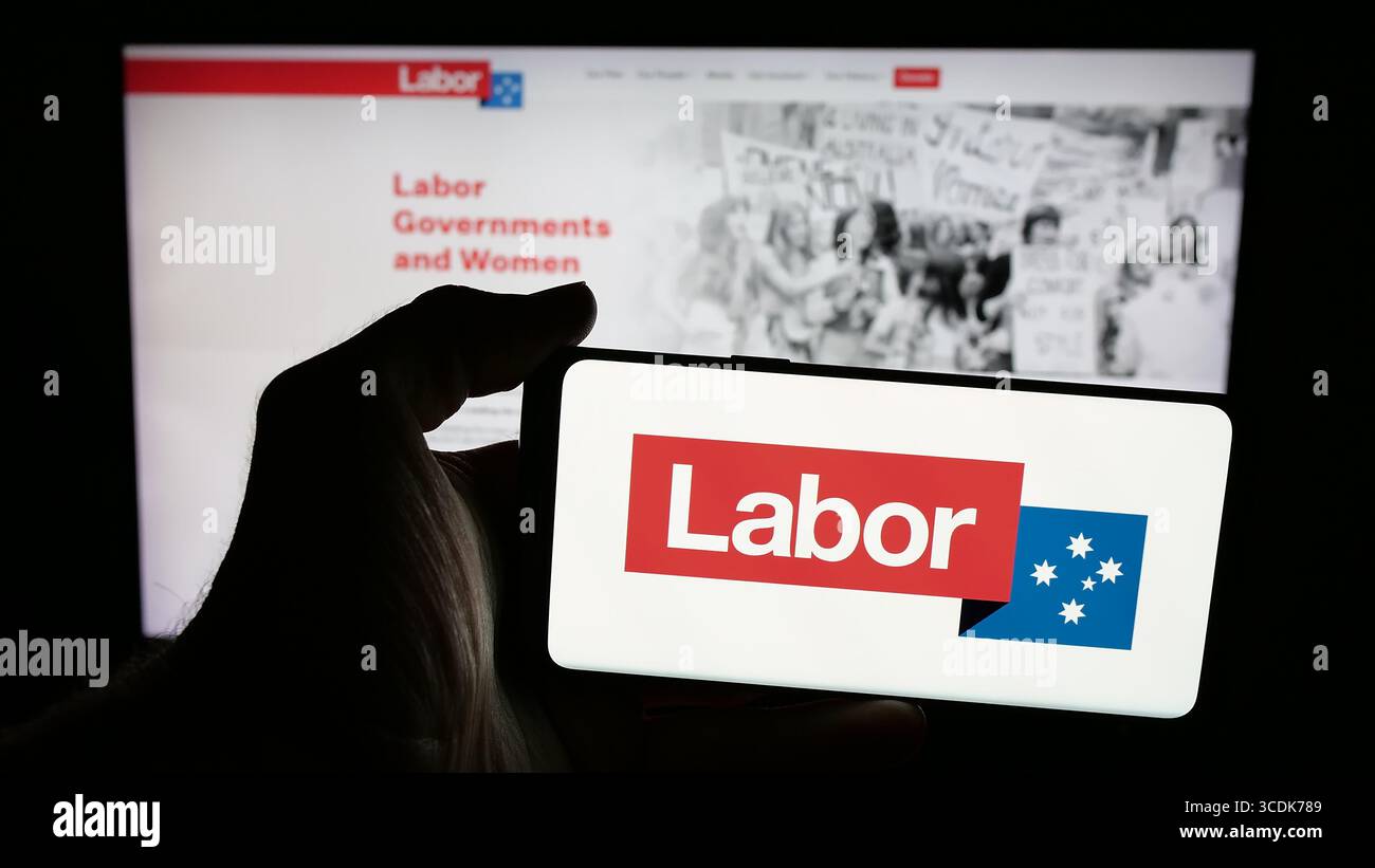 Stoccarda, Germania - 08-01-2025: Persona che tiene un telefono cellulare con il logo dell'Australian Labor Party (ALP) sullo schermo davanti alla pagina web. Foto Stock