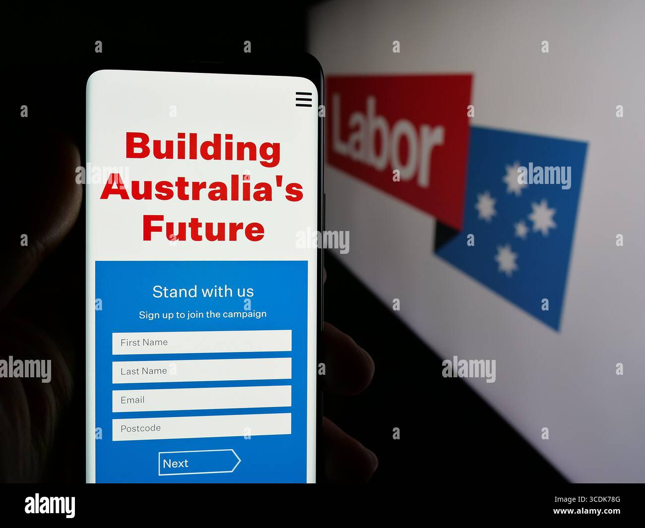 Stoccarda, Germania - 08-01-2025: Persona con smartphone con pagina Web dell'Australian Labor Party (ALP) sullo schermo davanti al logo. Foto Stock