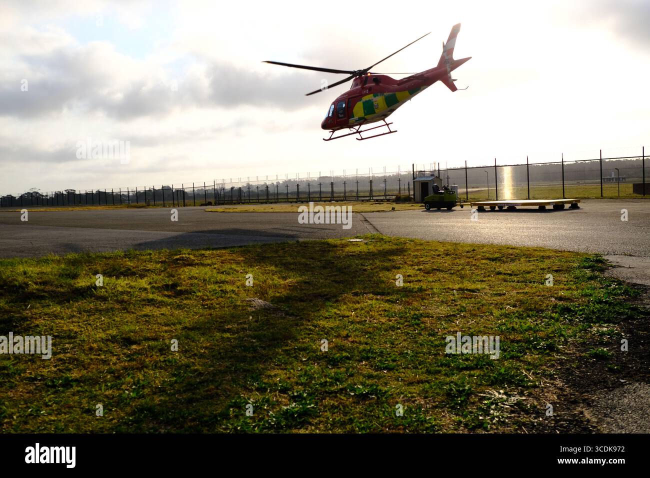 Aeroporto King Phalo, Londra Est, Sud Africa - 12 agosto 2025: Decollo dell'elicottero dall'Aeroporto di Londra Est. Foto Stock