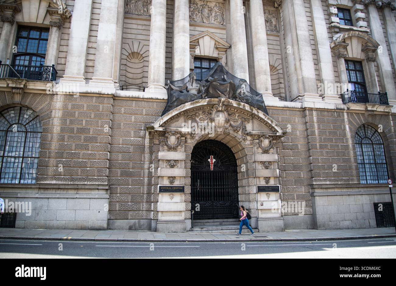 Ingresso al Central Criminal Court di Londra, conosciuto come Old Bailey, che mostra la sua grande facciata in pietra e i dettagli architettonici storici. Foto Stock