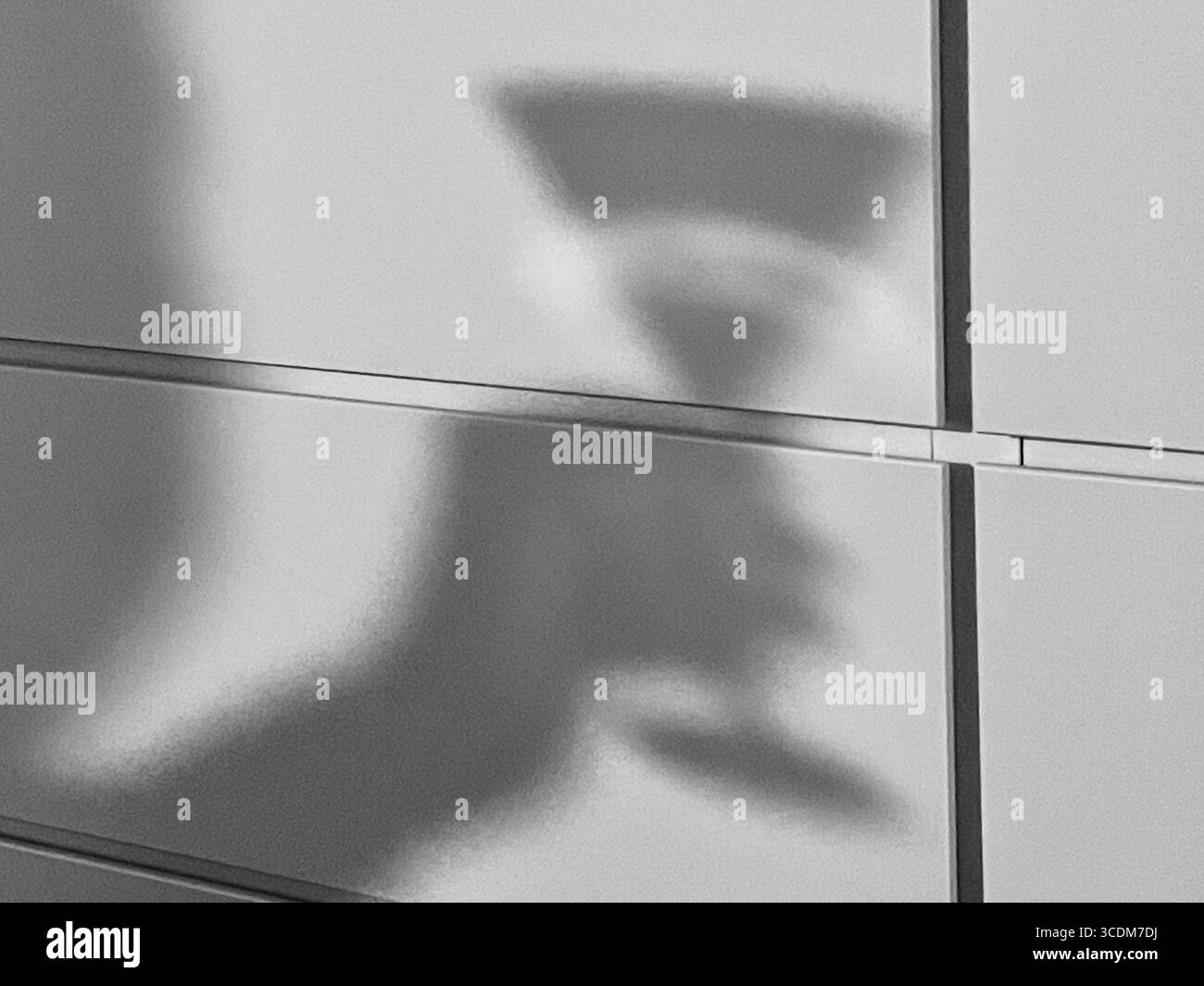 Silhouette di mano azienda coppetta Martini Foto Stock