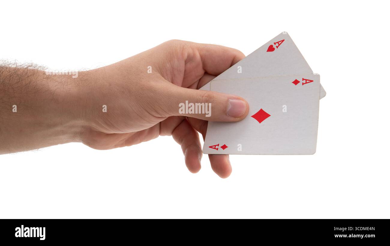 Gioco di carte con due assi tenuti in mano che mostrano una mano vincente in un ambiente di gioco competitivo Foto Stock