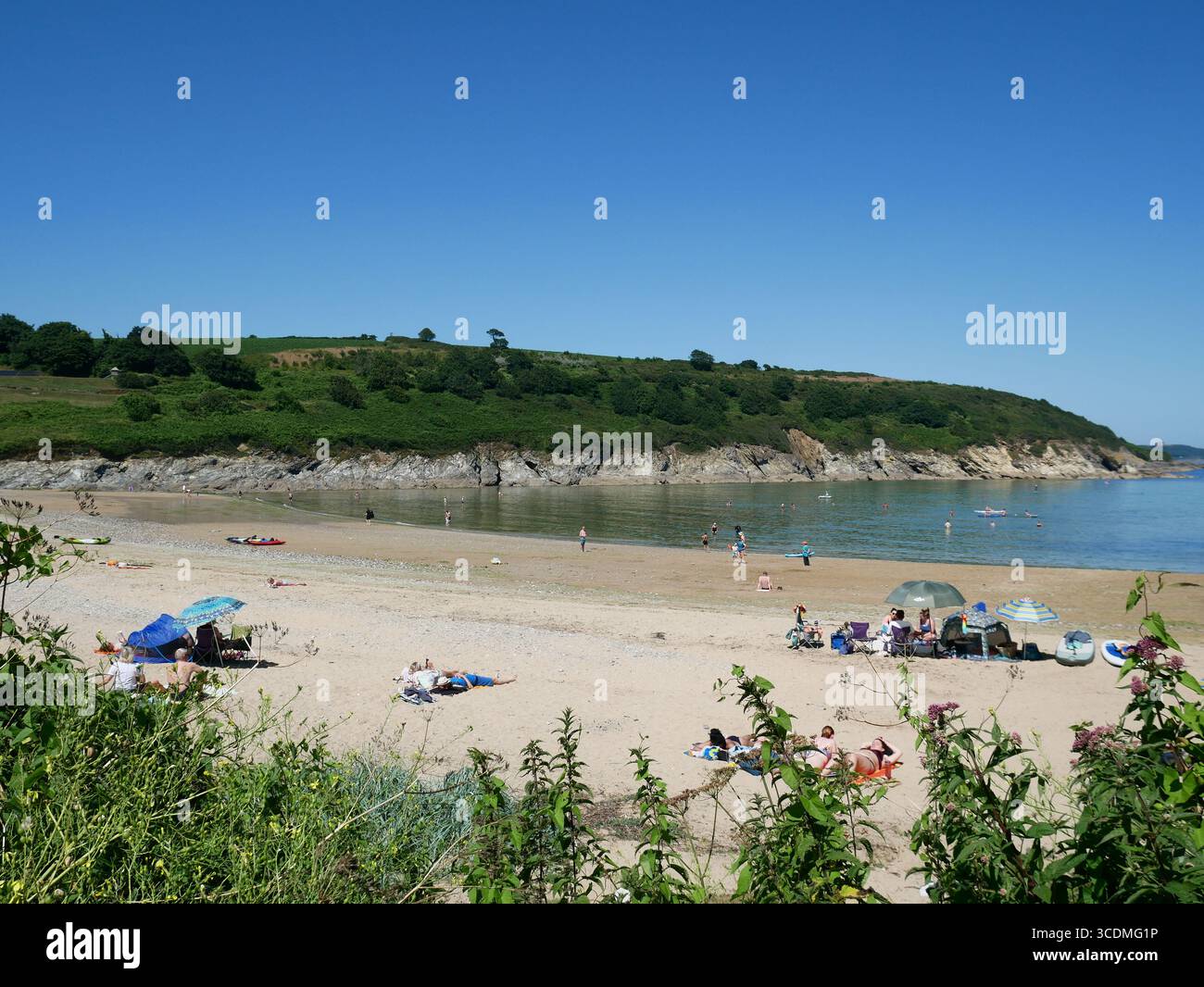 Maenporth Beach, una bellissima spiaggia riparata di sabbia della Cornovaglia, vicino a Falmouth, Cornovaglia, Regno Unito Foto Stock