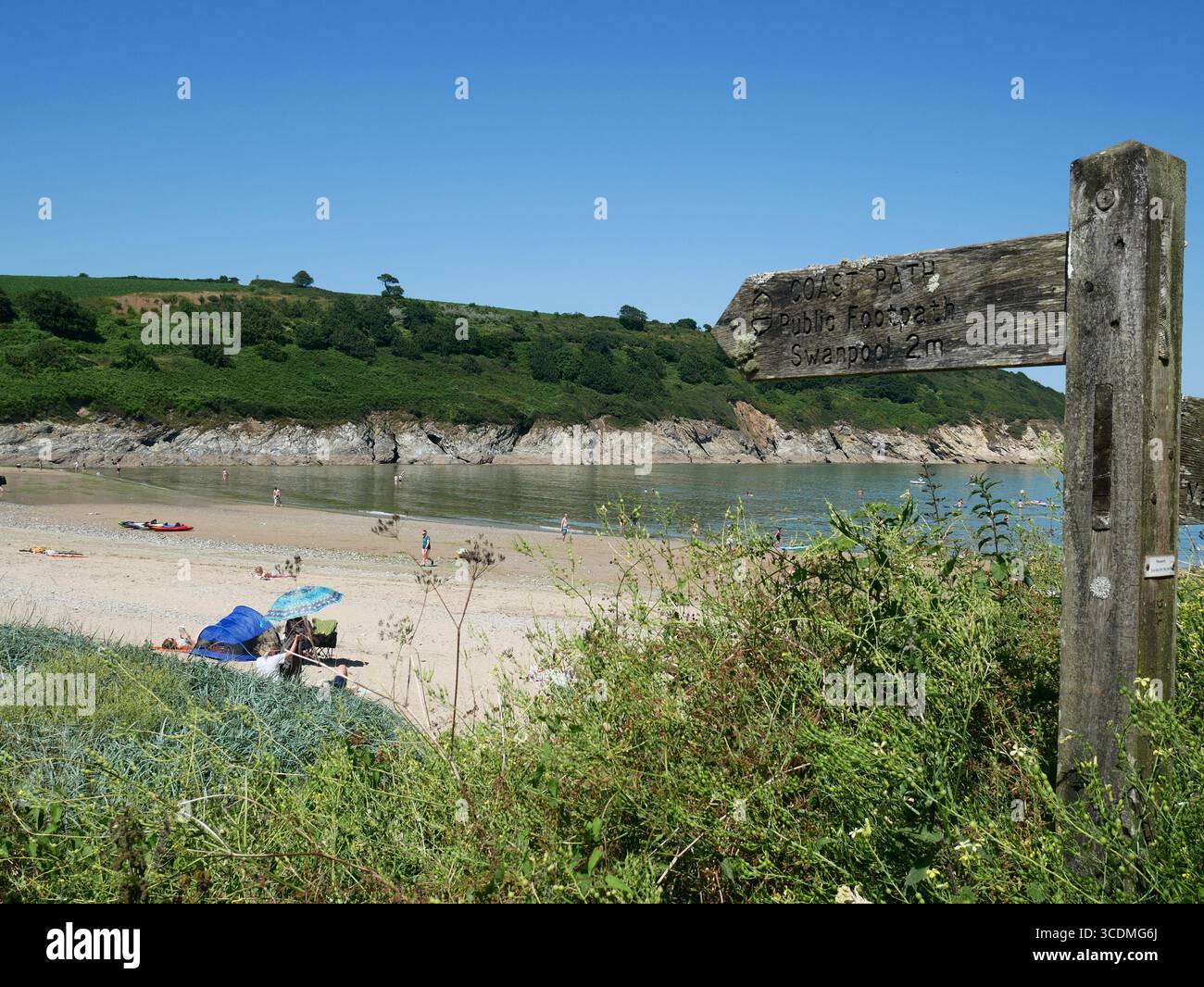 Maenporth Beach, una bellissima spiaggia riparata di sabbia della Cornovaglia, vicino a Falmouth, Cornovaglia, Regno Unito Foto Stock