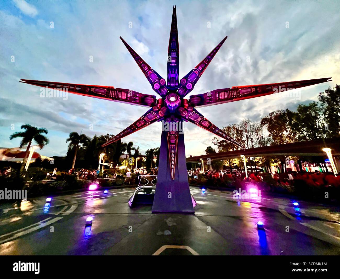 All'ingresso dell'area dei Guardiani della Galassia: Giro sulle montagne russe Cosmic Rewind a Epcot, Disney World. Foto Stock