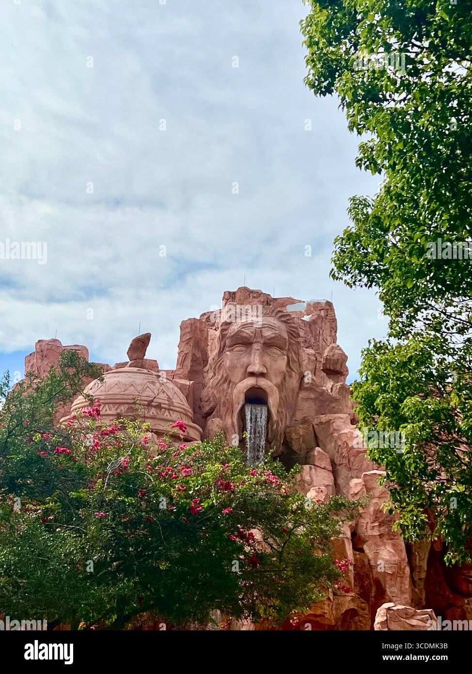 Cascata dalla bocca di Poseidon al parco Islands of Adventure Them, Universal Resort Complex, Florida - Immagine stock catturata con smartphone