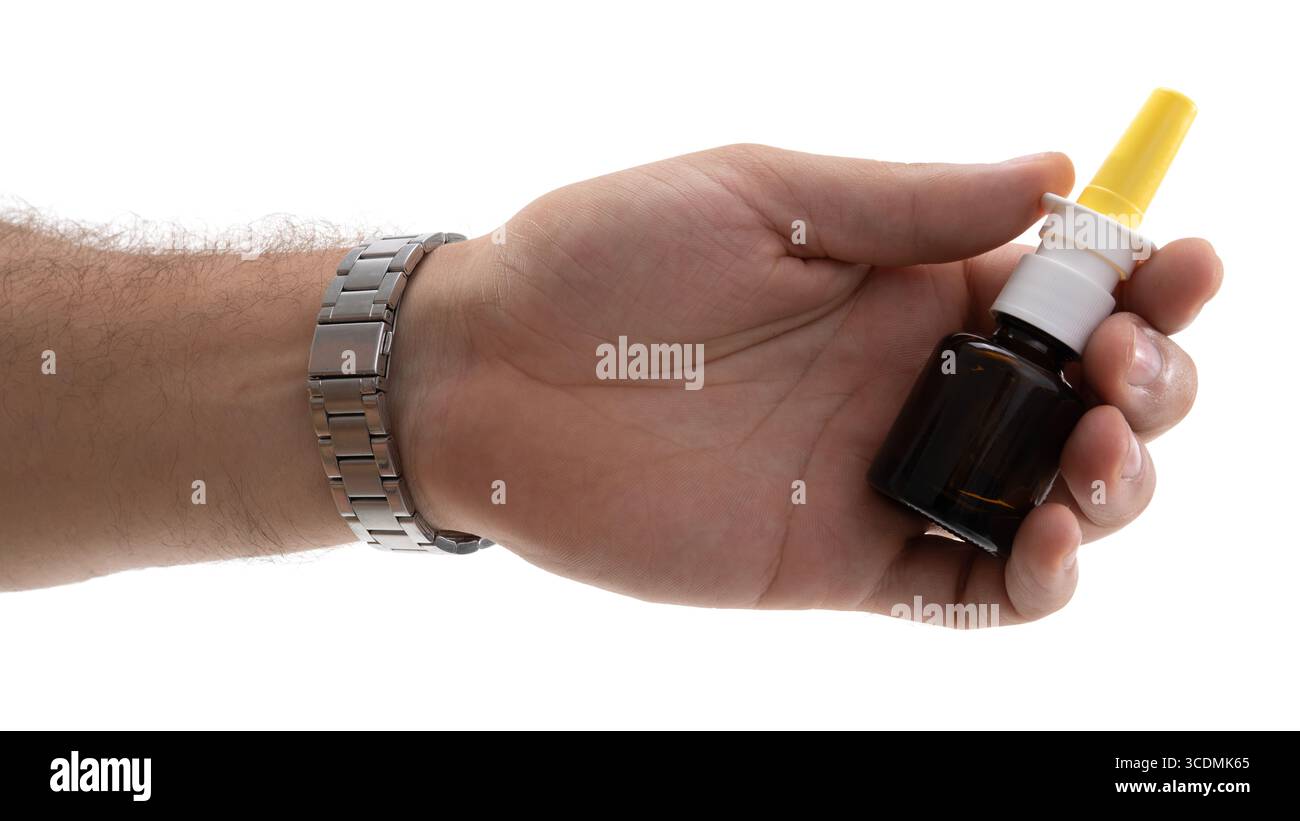 Le mani tengono flacone spray nasale, dimostrando l'uso di assistenza sanitaria per il sollievo dell'allergia durante la primavera Foto Stock