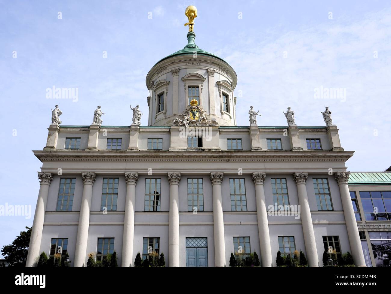 Il vecchio municipio di Potsdam è un edificio storico nello stile architettonico palladiano sulla Piazza del mercato Vecchia, nel centro storico della città prussiana di Potsdam Foto Stock