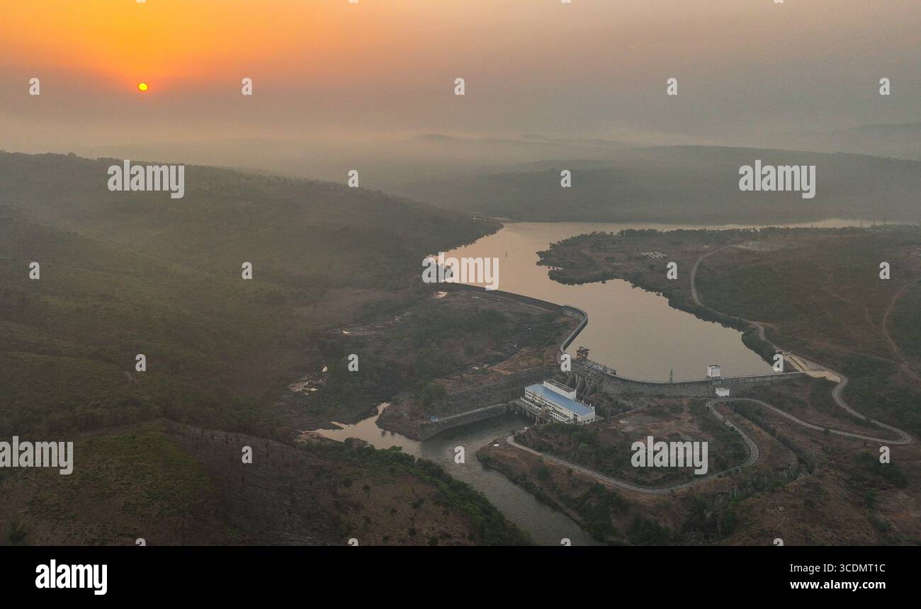 (250813) -- DUBREKA (GUINEA), 13 agosto 2025 (Xinhua) -- foto aerea scattata il 25 aprile 2025 mostra una vista della centrale idroelettrica di Kaleta a Dubreka, Guinea. Sul fiume Konkoure che scorre giù dagli altopiani di Fouta Djallon nella Guinea centrale, l'impressionante struttura della centrale idroelettrica di Kaleta si riflette nelle acque. La struttura ha fornito elettricità stabile alla capitale nazionale di Conakry e ai villaggi delle montagne settentrionali, ora presenti sulla banconota da 000 franchi della Guinea, che mostra un netto contrasto con la scena dieci anni fa. Nell'agosto 2015, la centrale idroelettrica di Kaleta, Foto Stock