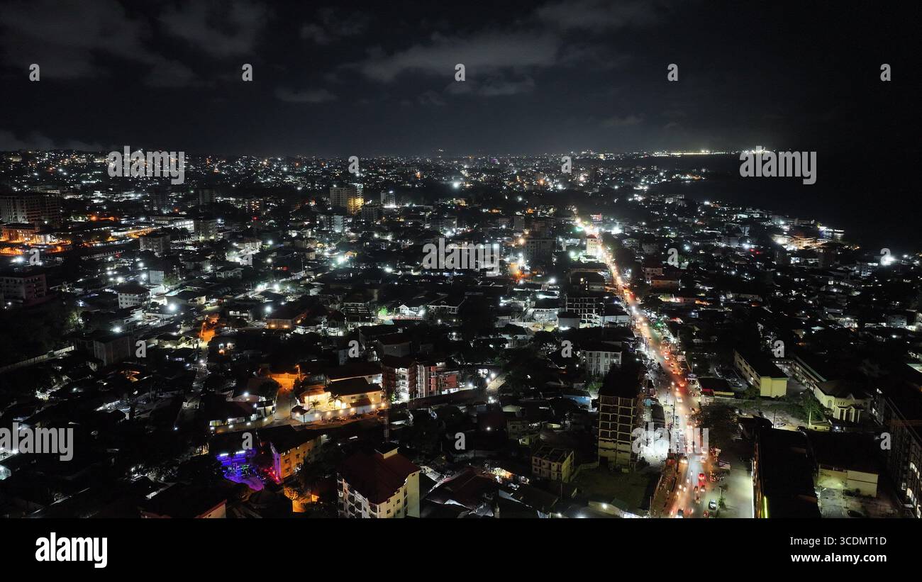 (250813) -- CONAKRY, 13 agosto 2025 (Xinhua) -- foto aerea scattata il 26 aprile 2025 mostra una vista notturna di Conakry, Guinea. Sul fiume Konkoure che scorre giù dagli altopiani di Fouta Djallon nella Guinea centrale, l'impressionante struttura della centrale idroelettrica di Kaleta si riflette nelle acque. La struttura ha fornito elettricità stabile alla capitale nazionale di Conakry e ai villaggi delle montagne settentrionali, ora presenti sulla banconota da 000 franchi della Guinea, che mostra un netto contrasto con la scena dieci anni fa. Nell'agosto 2015, la Kaleta Hydropower Station, costruita da China International Foto Stock