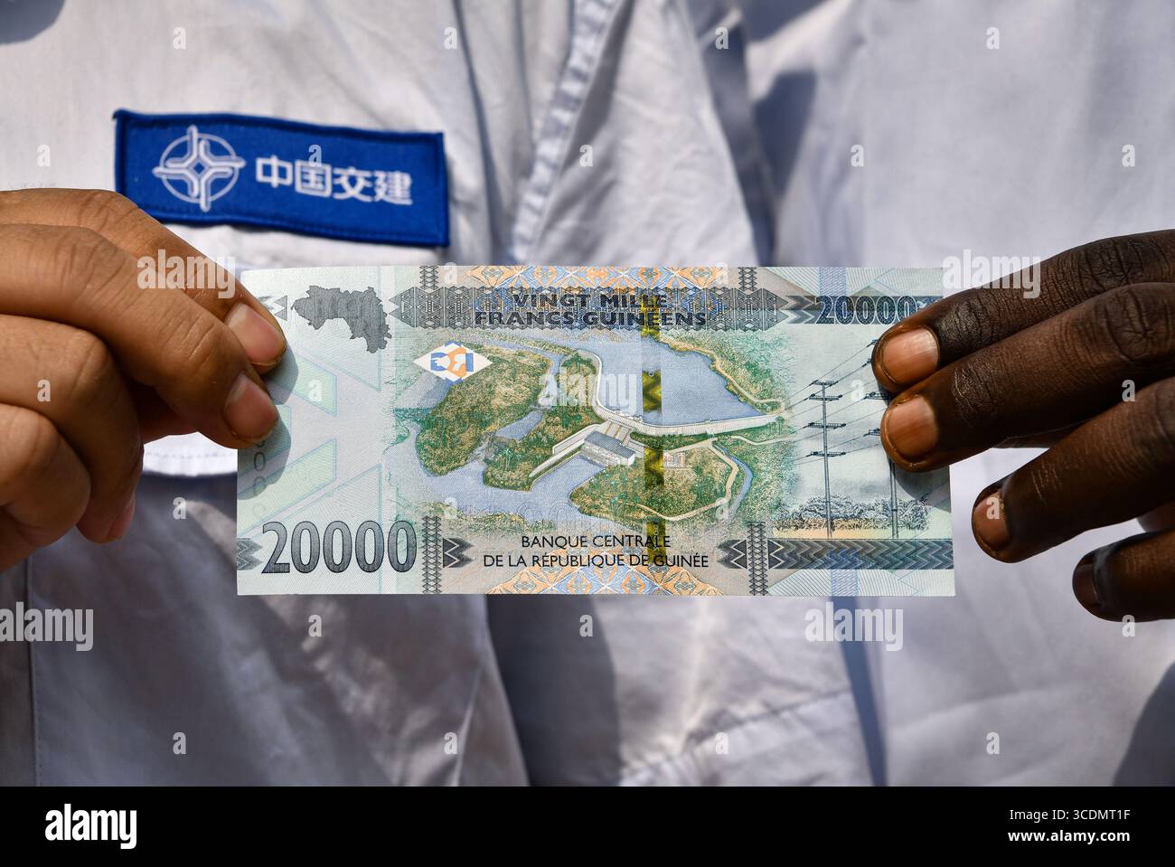 (250813) -- DUBREKA (GUINEA), 13 agosto 2025 (Xinhua) -- foto scattata il 24 aprile 2025 mostra una banconota da 000 franchi della Guinea recante l'immagine della centrale idroelettrica Kaleta di Dubreka, Guinea. Sul fiume Konkoure che scorre giù dagli altopiani di Fouta Djallon nella Guinea centrale, l'impressionante struttura della centrale idroelettrica di Kaleta si riflette nelle acque. La struttura ha fornito elettricità stabile alla capitale nazionale di Conakry e ai villaggi delle montagne settentrionali, ora presenti sulla banconota da 000 franchi della Guinea, che mostra un netto contrasto con la scena dieci anni fa. Ad agosto Foto Stock