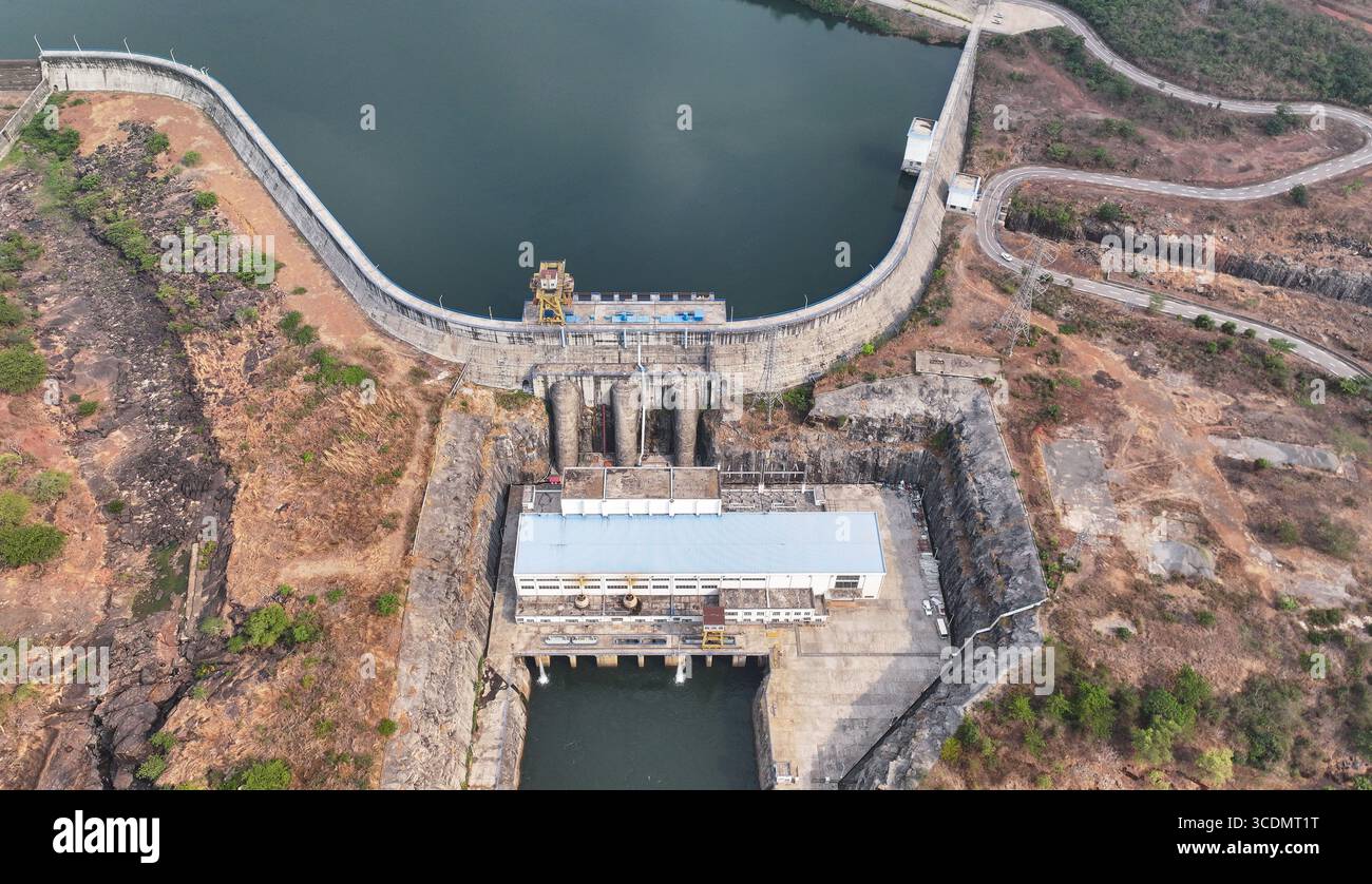 (250813) -- DUBREKA (GUINEA), 13 agosto 2025 (Xinhua) -- foto aerea scattata il 24 aprile 2025 mostra una vista della centrale idroelettrica di Kaleta a Dubreka, Guinea. Sul fiume Konkoure che scorre giù dagli altopiani di Fouta Djallon nella Guinea centrale, l'impressionante struttura della centrale idroelettrica di Kaleta si riflette nelle acque. La struttura ha fornito elettricità stabile alla capitale nazionale di Conakry e ai villaggi delle montagne settentrionali, ora presenti sulla banconota da 000 franchi della Guinea, che mostra un netto contrasto con la scena dieci anni fa. Nell'agosto 2015, la centrale idroelettrica di Kaleta, Foto Stock