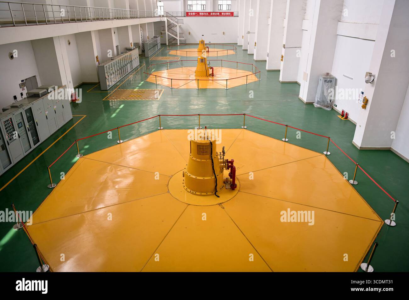 (250813) -- DUBREKA (GUINEA), 13 agosto 2025 (Xinhua) -- foto scattata il 24 aprile 2025 mostra i generatori della centrale idroelettrica Kaleta di Dubreka, Guinea. Sul fiume Konkoure che scorre giù dagli altopiani di Fouta Djallon nella Guinea centrale, l'impressionante struttura della centrale idroelettrica di Kaleta si riflette nelle acque. La struttura ha fornito elettricità stabile alla capitale nazionale di Conakry e ai villaggi delle montagne settentrionali, ora presenti sulla banconota da 000 franchi della Guinea, che mostra un netto contrasto con la scena dieci anni fa. Nell'agosto 2015, la Kaleta Hydropower Station, co Foto Stock