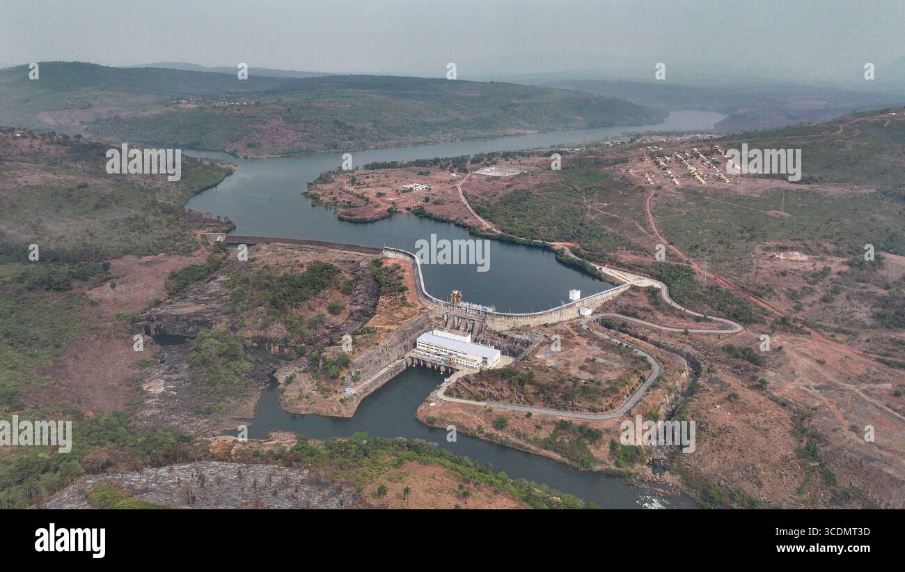 (250813) -- DUBREKA (GUINEA), 13 agosto 2025 (Xinhua) -- foto aerea scattata il 24 aprile 2025 mostra una vista della centrale idroelettrica di Kaleta a Dubreka, Guinea. Sul fiume Konkoure che scorre giù dagli altopiani di Fouta Djallon nella Guinea centrale, l'impressionante struttura della centrale idroelettrica di Kaleta si riflette nelle acque. La struttura ha fornito elettricità stabile alla capitale nazionale di Conakry e ai villaggi delle montagne settentrionali, ora presenti sulla banconota da 000 franchi della Guinea, che mostra un netto contrasto con la scena dieci anni fa. Nell'agosto 2015, la centrale idroelettrica di Kaleta, Foto Stock