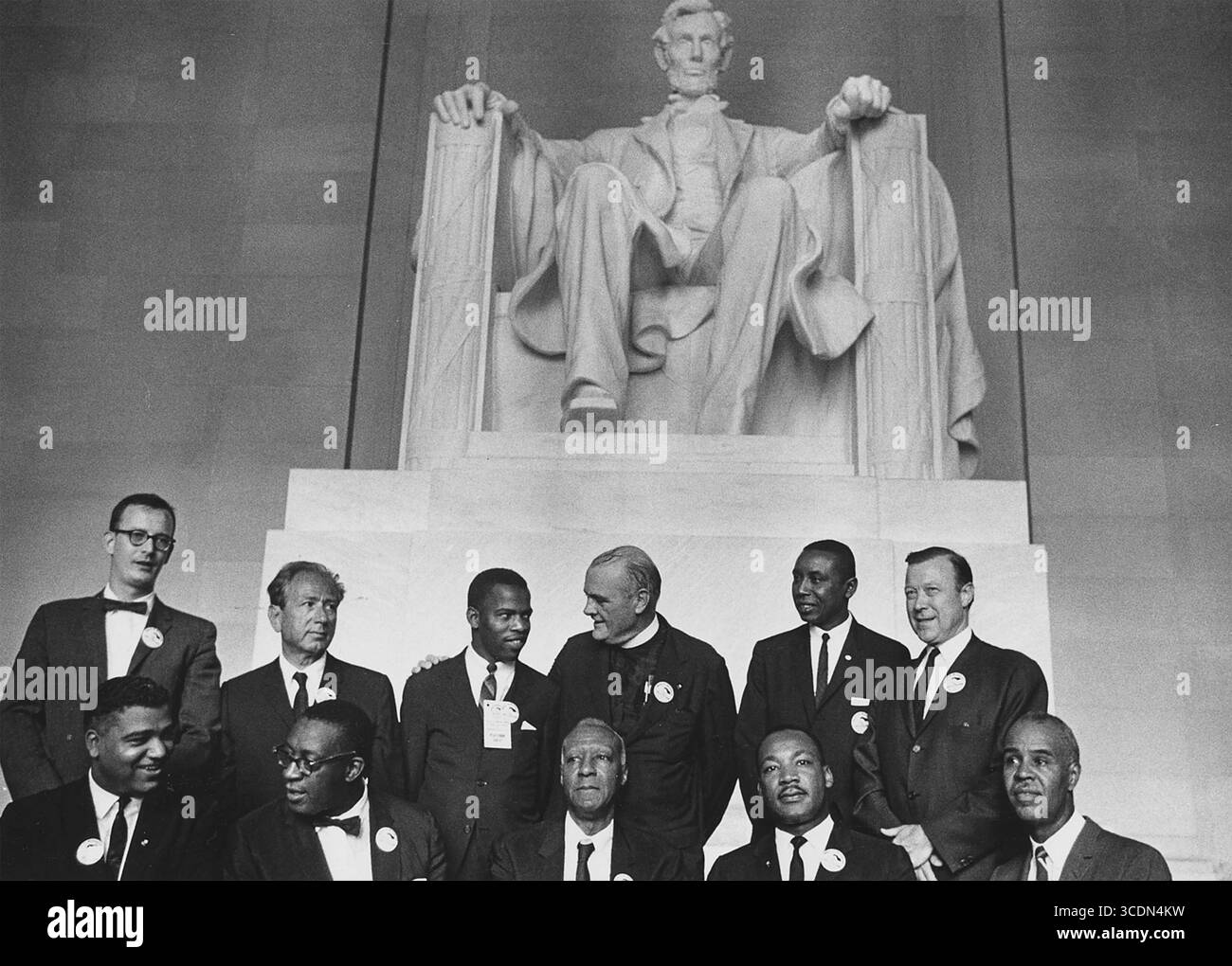 I DIRITTI CIVILI MARCIANO SU WASHINGTON IL 28 AGOSTO 1963. Martin Luther King Jr. Seduto secondo da destra sul Lincoln Memorial con altri leader per i diritti civili. Foto: Rowland Scherman. Foto Stock