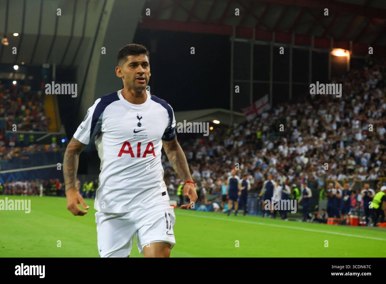 Udine, Friuli Venrzia Giulia, ITALIA. 13 agosto 2025. Durante la finale di SUPERCOPPA UEFA 2025 a UDINE del 13 agosto 2025, tra il Tottenham FC e il Paris Saint-Germain allo Stadio Friuli di Udine.foto: Gol Cristian Romero del FC Tottenham Hotspur (Credit Image: © Fabio Sasso/ZUMA Press Wire) SOLO USO EDITORIALE! Non per USO commerciale! Foto Stock